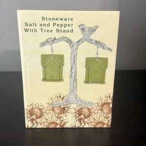 ✨Brand New✨ Cracker Barrel Stoneware Salt and Pepper Tree Stand